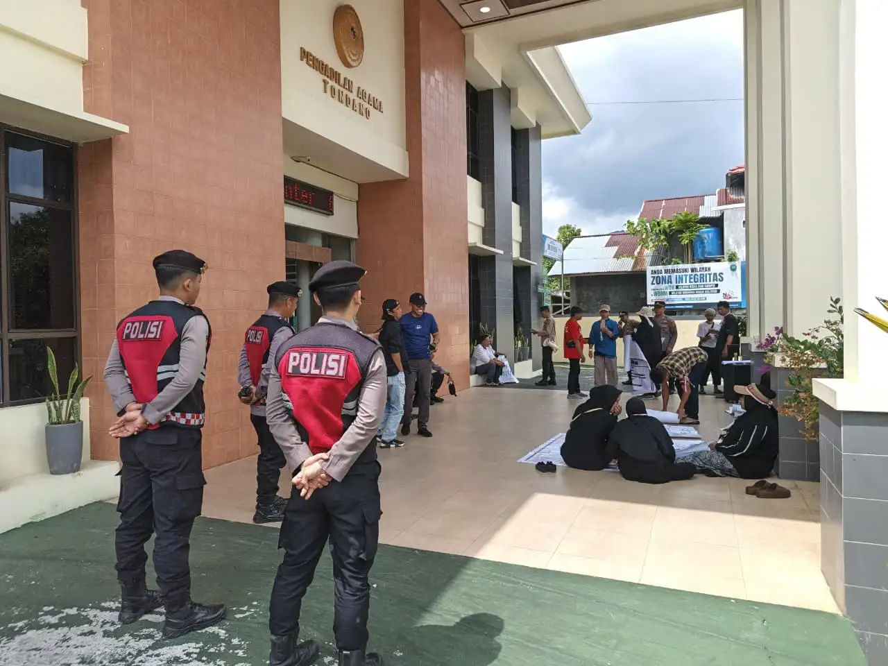 Polres Minahasa Amankan Unras Jemaah Masjid Nurul Yaqin Wawalintouan, Kabag Ops AKP Asprijono Djohar Pimpin Langsung Pasukan Gabungan